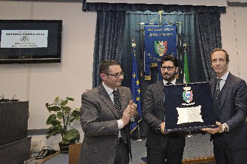 Il governatore del Friuli Venezia Giulia Massimiliano Fedriga consegna il premio "Histria Terra" al regista Maximiliano Hernando Bruno nella sede triestina dell'Unione degli Istriani 